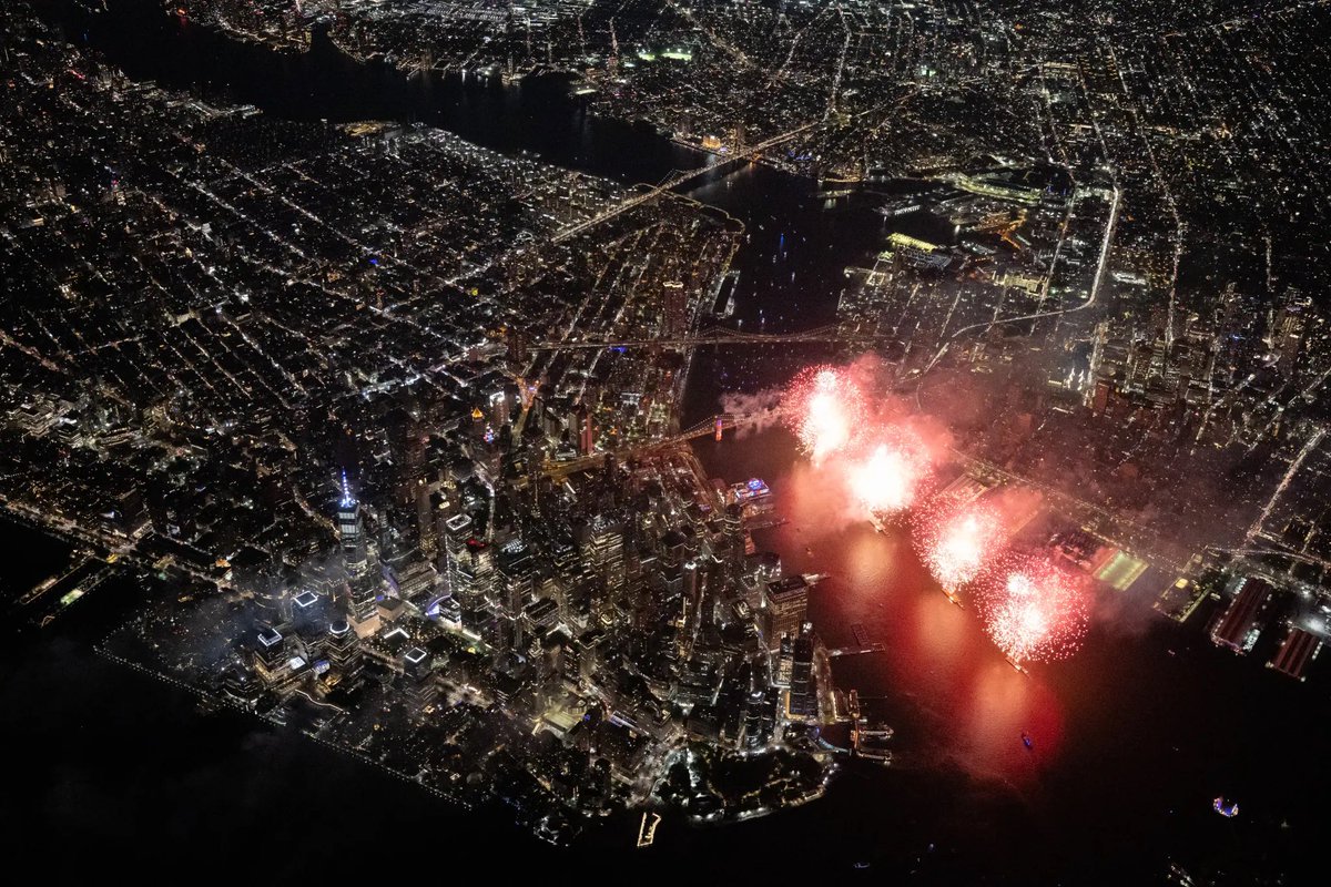 TheNorskaPaul's tweet image. Hi folks &amp;amp; hope everyone’s had a lovely weekend.😊

On Friday, a photographer/pilot captured Manhattan, NYC, from 8,000ft during the 49th Annual Macy’s #FourthOfJuly Fireworks Show, launched from four barges on the East River &amp;amp; some amazing detail.😃