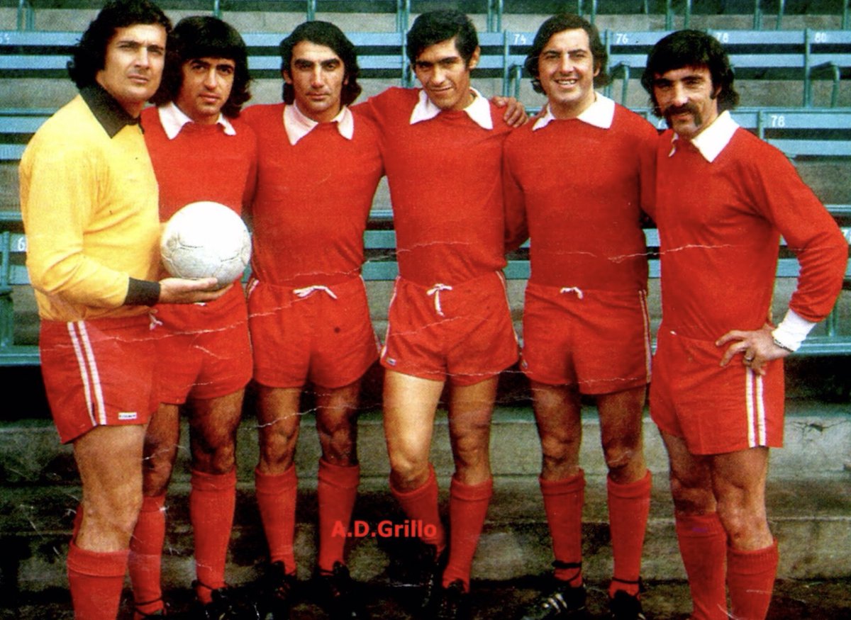 El Zurdo López ganó como jugador,en Independiente de Avellaneda, 8 títulos. 4 en Copa Libertadores.Dirigió a los rojos en 1980/81 y 1995.En 136 partidos un gol.De iz/de: Santoro,Comizzo,López,Pancho Sá,Garisto y Pavoni. Fue técnico de Junior en 7 ocasiones.