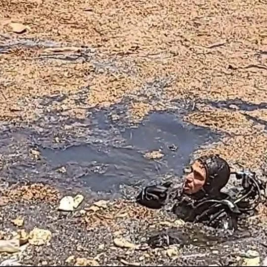 #Maroc 🇲🇦 - Un jeune garçon est mort ce dimanche à Casablanca (Banlieue) après avoir chuté dans un trou d’égout non sécurisé, en se rendant au cimetière pour accompagner sa mère malade.
Un drame évitable. Sécuriser l’espace public n’est pas une option. 🕯️