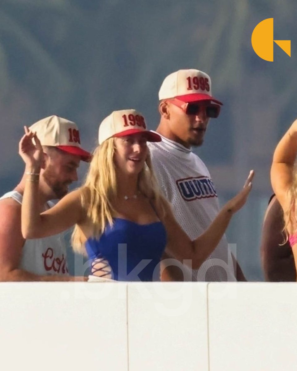 BackgridUS's tweet image. NFL superstar #PatrickMahomes and his wife #Brittanymahomes threw their own Fourth of July party — they were spotted enjoying a day on a massive boat to celebrate a friend's birthday, keeping the patriotic vibes going in Miami. 

The crew rocked red, white, and blue fits,