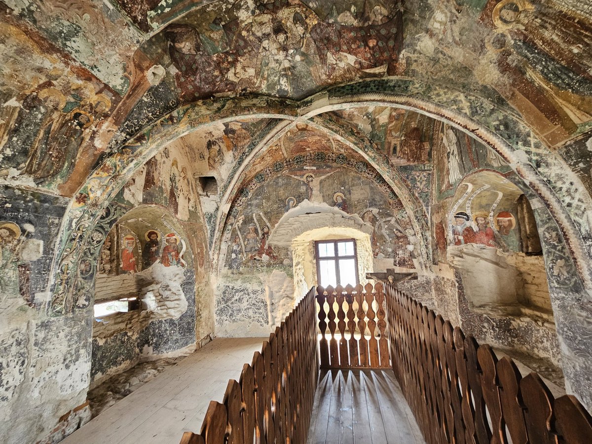 Touristing at some of the fascinating fortified churches near Brasov..

#Brasov #Romania #travelblogger