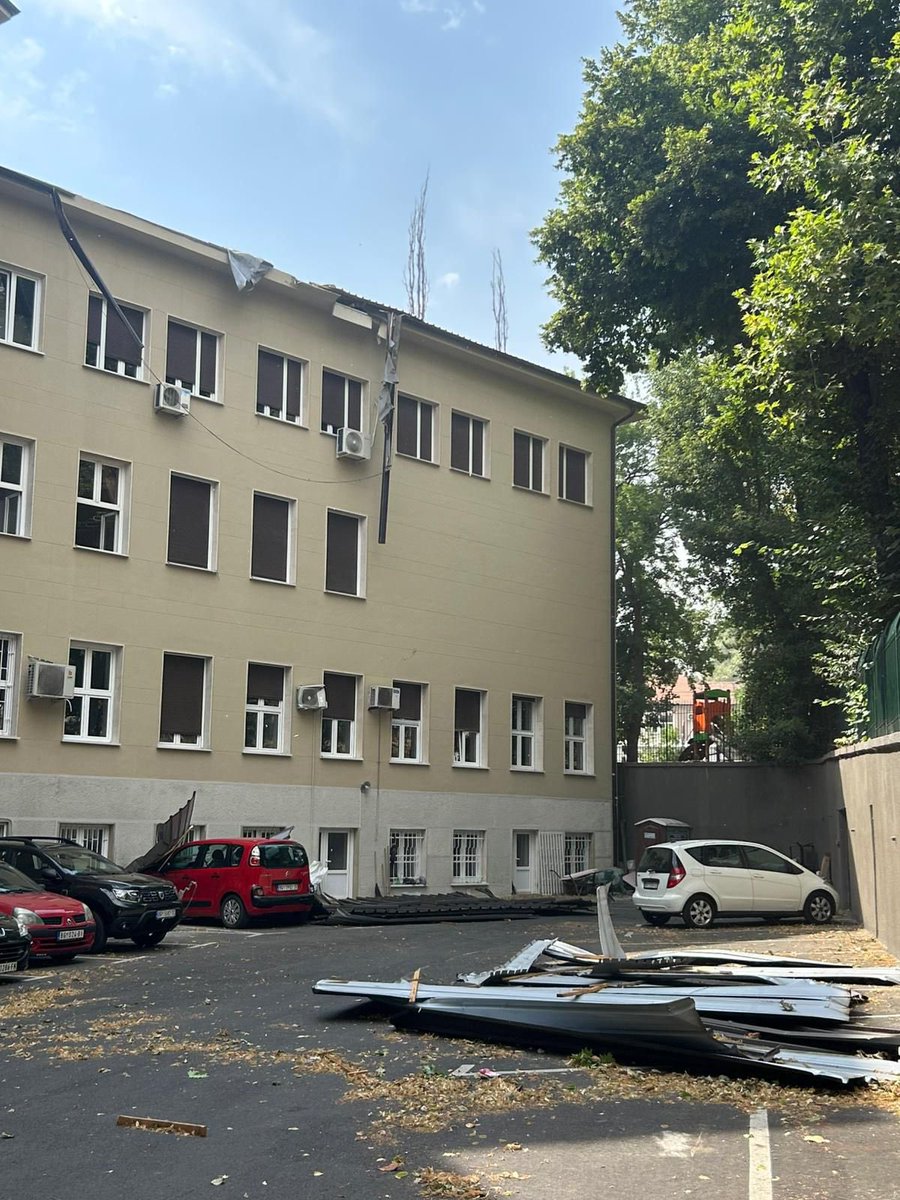 drdraganmilic's tweet image. Zgrada dekanata medicinskog fakulteta u Beogradu… Na svakom koraku gradjani su u opasnosti da stradaju zbog loše izvedenih radova ili neodržavanja… da li je sada jasnije zašto studenti i gradjani protestuju?