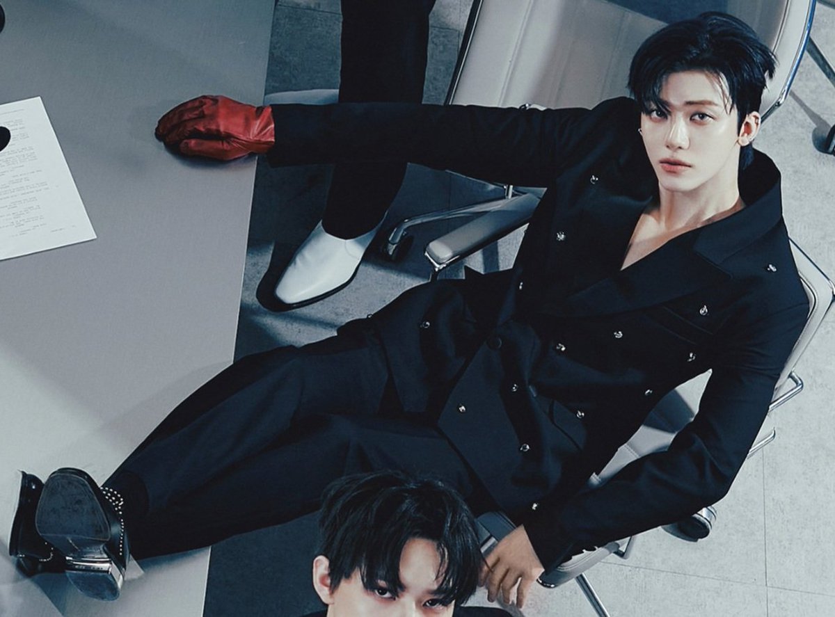 สะใจจริง ๆ ขาพาดโต๊ะ ผมเปิดหน้าผาก เจาะหู ใส่ถุงมืออีก พ่อแท้ ๆ ของกุ