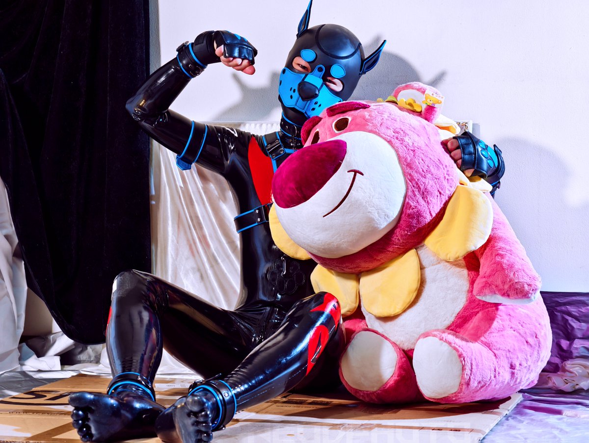 草莓🐻+乳胶🐶  双倍可爱！

With <a href="/fengyu706/">fengyu706</a>

PuppyPark Hood&amp;Suit By <a href="/Gibbon_Black/">GibbonBlack_CN</a>