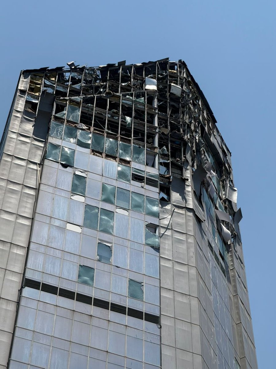 babakzanjani3's tweet image. حمله به برج دات‌وان، فقط یک حمله ساده نبود؛
حمله به نماد بازسازی نوین اقتصاد کشور بود.
هرچند سال‌ها پیش هم، در سال ۹۲ همین حمله  با ترور شخصیت و اتهام شروع شد و بازداشتی که حتی شش ماه زودتر از سررسید بدهی انجام شد.
گاهی با موشک می‌زنند، گاهی با روایت نادرست، پرونده‌سازی، تخریب…