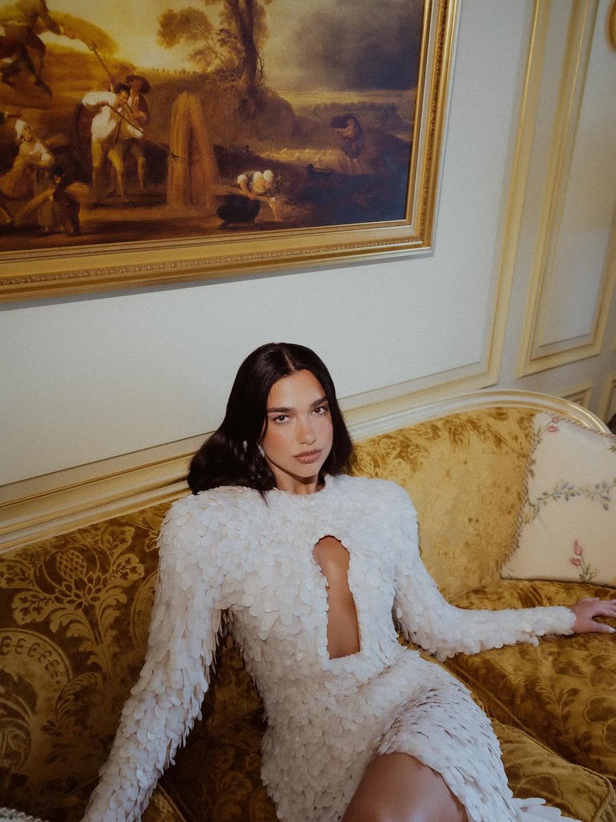 DUALIPA's tweet image. Breakfast in Paris with Schiaparelli 🪽
A morning touched by magic!!! Congratulations Daniel Roseberry for a collection that felt otherworldly!! bold, beautiful and beyond!! thank you for having me 🤍