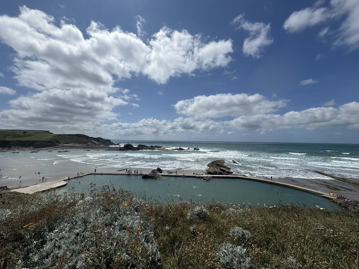 JackiHicks's tweet image. Blowing a hoolie at Bude, but at least the sun is shining โ๏ธ๐