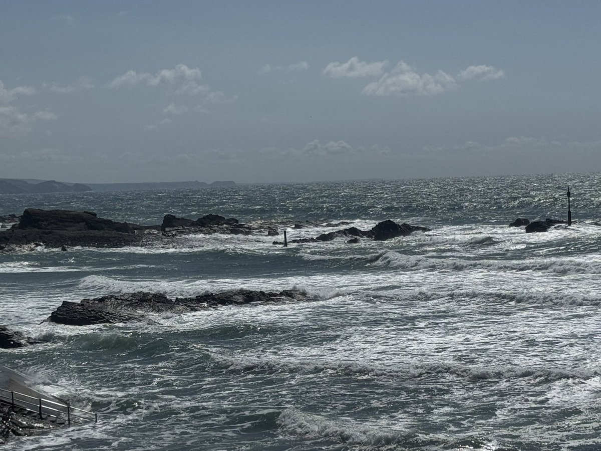 JackiHicks's tweet image. Blowing a hoolie at Bude, but at least the sun is shining โ๏ธ๐