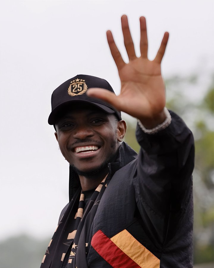 SON DAKİKA | Galatasaray, Osimhen ile 3 yıllık anlaşmaya vardı. (Yağız Sabuncuoğlu)