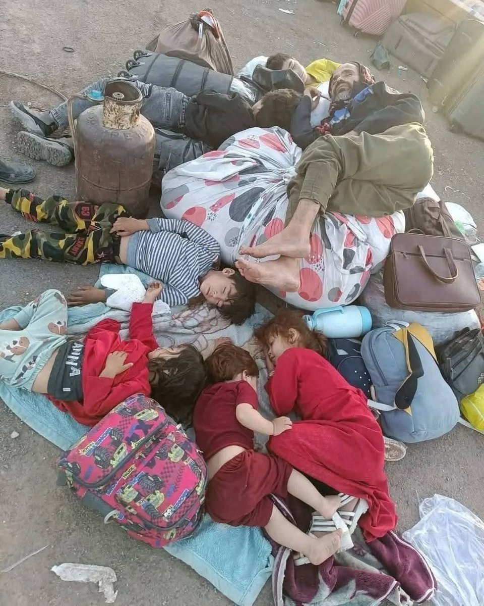 زیر آفتاب، روی خاک داغ، کودک افغان خواب نیست، بیهوش است از گرسنگی، از گرما..

سایه‌ای نیست. مادری نیست. فقط مرز است و چشم‌هایی که خشک شده‌اند از گریه.
این، فقط «مهاجرت» نیست؛ این مرگ تدریجی کودکی‌ست.

#درکنار_افغانستانیها_میایستیم
#نه_به_نژادپرستی