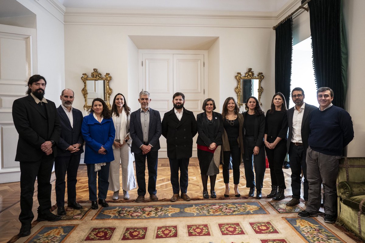 p_poblete_m's tweet photo. (1/12) El jueves, con la ministra @javieratoroc acompañamos al Presidente @GabrielBoric a recibir el Informe de Recomendaciones de la Comisión Asesora Presidencial para la Actualización de la Medición de la Pobreza.
En este 🧵 te cuento de qué se trata 👀 https://t.co/wGnuY1jSgS
