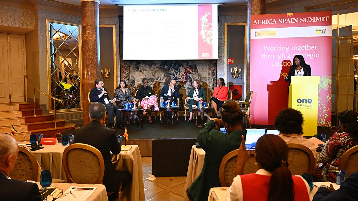 Atalayar_'s tweet photo. Continuamos con el panel "La juventud en crecimiento como eje de la Cooperación España-África", moderado por @GraceObado, profesora asociada de Relaciones Internacionales y Desarrollo Sostenible en la @IEuniversity 

#AfricaSpainSummit #OneAfricaForum https://t.co/CXknRGwS4C