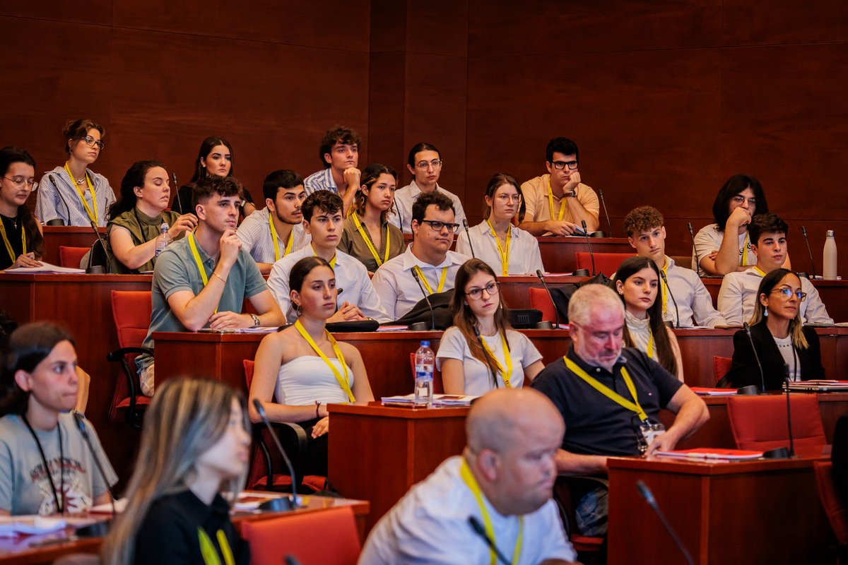 Parlament de Catalunya (@parlamentcat) on Twitter photo Arrenca la Setmana del Parlament Universitari, activitat formativa en què universitaris simulen les tasques dels diputats i els lingüistes de la cambra. La vicepresidenta Raquel Sans ha inaugurat l'activitat, que acabarà divendres.
🔗Més informació
parlament.cat/web/actualitat… Arrenca la Setmana del Parlament Universitari, activitat formativa en què universitaris simulen les tasques dels diputats i els lingüistes de la cambra. La vicepresidenta Raquel Sans ha inaugurat l'activitat, que acabarà divendres.
🔗Més informació
parlament.cat/web/actualitat…