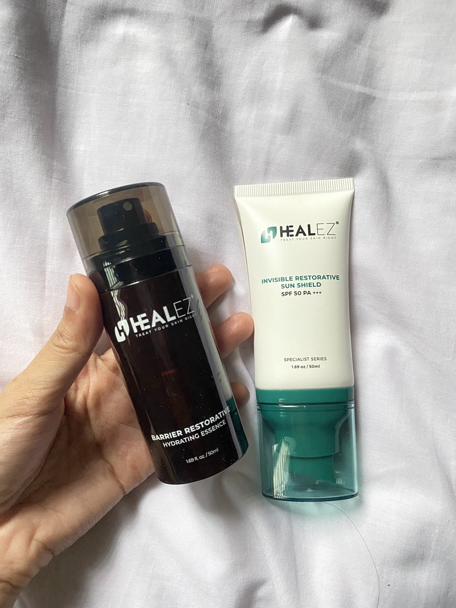 Daripada dapat reviews sampailah beli sendiri sebab bestttt dooh! ☁️ <a href="/healezofficial/">Healez Beauty</a> 

Sunscreen — suits my dry skin, takde whitecast tak melekit and buatkan base makeup jadi cantik. 

Essence — skin redness kurang, senang  and boleh disinfect brush/sponge make 🫶🏻