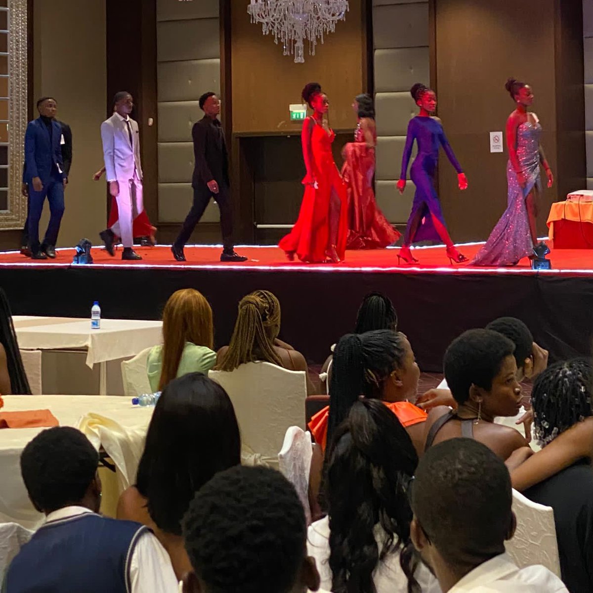 La Comunidad Universitaria de la #AAUCA se ha vestido de la gala para celebrar una velada llena de alegría, talento y reconocimientos. Una ocasión especial para destacar el esfuerzo, la excelencia y el espíritu universitario que nos une.