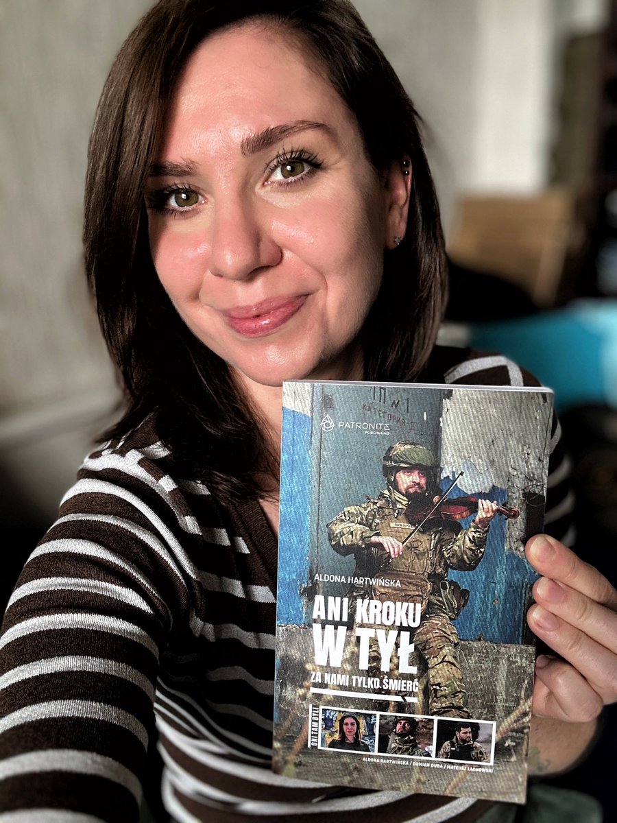 Aldohartwinska's tweet photo. Zwykle nie czytam recenzji swoich książek w internecie, bo się po prostu boję przeczytać, że to co napisałam to gówno. Dostałam jednak screena z lubimy czytać i… łzy poleciały. Dziękuję 🫶

„Pozornie bardzo krótka książka, jednak tematyka nie pozwala na szybką lekturę. Tak samo jak wielu z wspominanych żołnierzy, autorka jest artystką, reportaż wojenny czyta się niemal jak poezję - każde słowo jest na wagę złota i wprawia w zadumę. A powodów do zadumy dostarcza wiele, o życiu, przemijaniu i śmierci, o poświęceniu dla kraju, walce z opresją. Żołnierze z linii frontu, medycy i dziennikarze stają się prawdziwymi osobami, ich historie nie są jedynie dokumentacją wojenną, to istota walki o niepodległość, nadająca sens całości. Warto zaznaczyć, że autorka nie gloryfikuje tutaj wojny, całość jest pełna kruchych ludzkich emocji, nie omija też trudnych tematów - przewija się wątpliwe zarządzanie wojskiem, skazywanie własnych podwładnych na bezmyślną śmierć, korupcja, a także rzeź wołyńska, ukraińskie sentymenty do UPA, także nawet krytycznie nastawieni polscy czytelnicy powinni zwrócić uwagę na ten reportaż.”

📚 https://t.co/22K2EtB6AR

A ja mogę to wszystko dokumentować dzięki Wam i Waszemu wsparciu.
🫂 Patronite: https://t.co/E0aRj3vnvd
☕️ Wirtualna kawa: https://t.co/9fV3nyISbT

@Patronite_PL