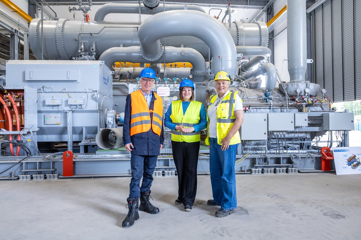 Hamburger Energiewerke GmbH (@hh_energiewerke) on Twitter photo Klimafreundliche Wärme aus #Abwasser! <a href="/fegebanks/">Katharina Fegebank</a> besucht Baustelle: Mit <a href="/hamburgwasser/">HAMBURG WASSER</a> bauen wir Deutschlands größte Abwasserwärmepumpe: 60 MW grüne #Fernwärme für bis zu 39.000 Haushalte – ein großer Schritt für den #EnergieparkHafen & raus aus der Kohle. t1p.de/20b49 Klimafreundliche Wärme aus #Abwasser! <a href="/fegebanks/">Katharina Fegebank</a> besucht Baustelle: Mit <a href="/hamburgwasser/">HAMBURG WASSER</a> bauen wir Deutschlands größte Abwasserwärmepumpe: 60 MW grüne #Fernwärme für bis zu 39.000 Haushalte – ein großer Schritt für den #EnergieparkHafen & raus aus der Kohle. t1p.de/20b49