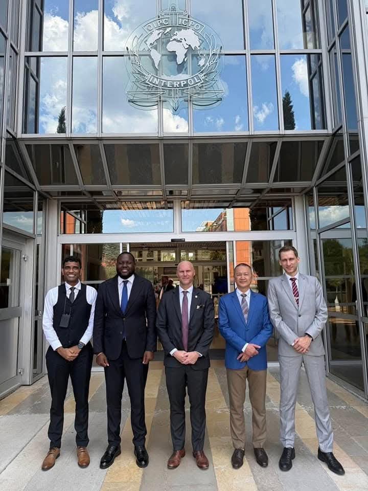 นายกฯอิ๊งค์ โทรหาประธานาธิบดีมาครงของฝรั่งเศส เพื่อความร่วมมือกันในการปราบแก๊งคอลเซ็นเตอร์และ Scammer ที่ศูนย์กลางของโลกอยู่ที่กัมพูชาตามข้อมูลของ UNODC 

และการจัดการเรื่องยาเสพติดและอาชญากรรมทางเทคโนโลยีนั้น รักษาการ รัฐมนตรีกลาโหมตอบในสภาเมื่อวันพุธที่แล้วว่า ตอนนี้ไทย