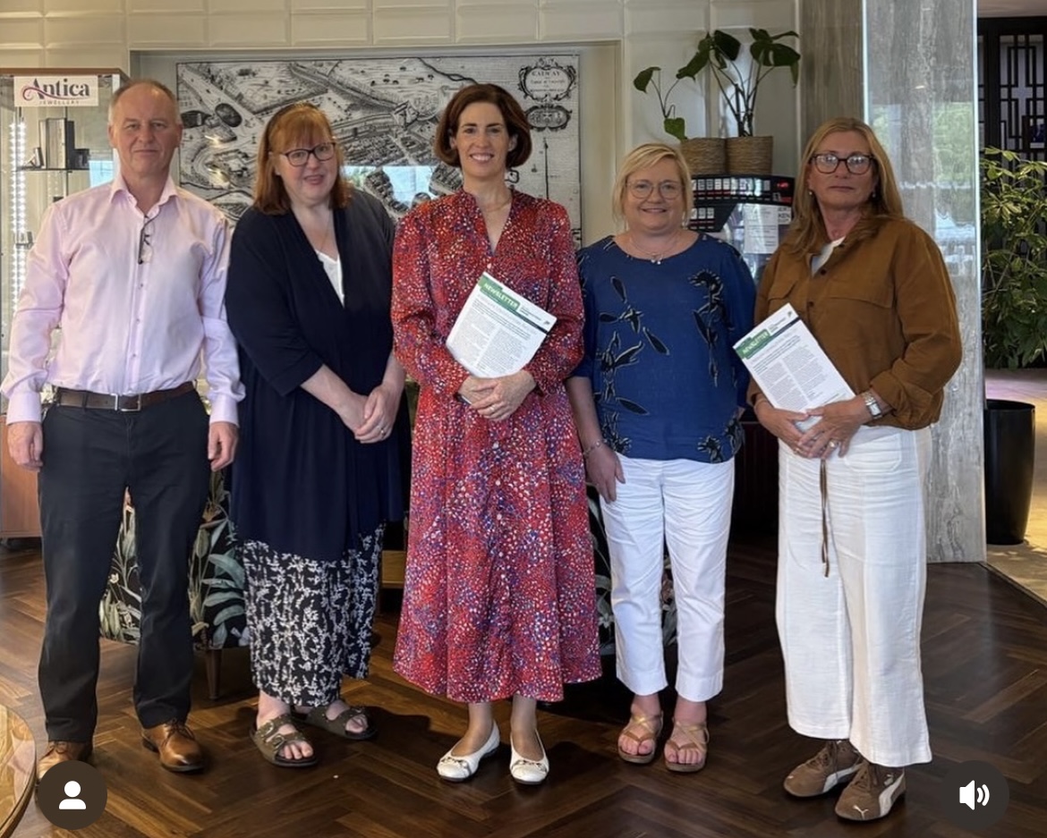 IrishPostmaster's tweet image. Great to see our postmasters Peter, Mairead, Sinead, and Mary meeting with Minister @1Hildegarde, who supports securing our Post Office Network. Government investment of €15m per year is vital to keep public services accessible for all citizens.