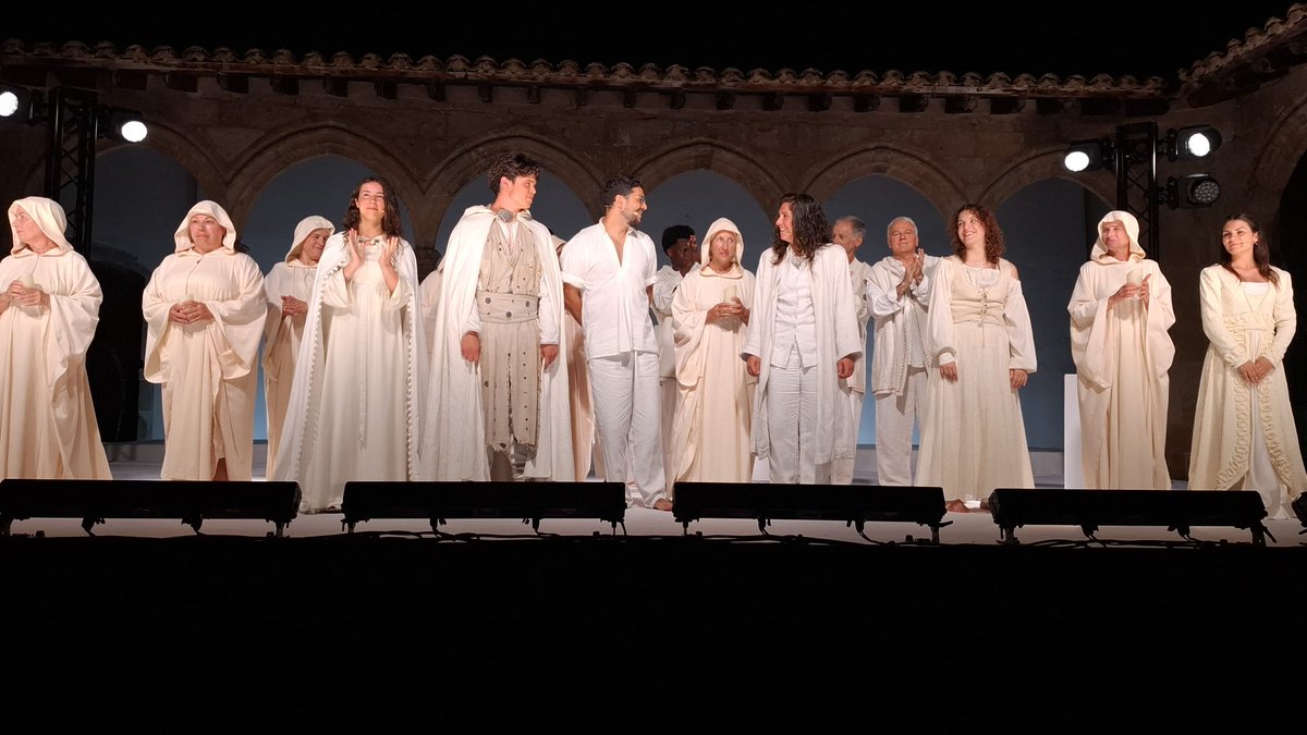 🐎⚔️ Primer cap de setmana de Festival del Comte Arnau.

El <a href="/satteatrecentre/">SAT-Teatre Centre</a> va tornar a fer ressonar els versos de Maragall al claustre del monestir.

També es van inaugurar les lones de Ferran Llagostera a la Vila Vella