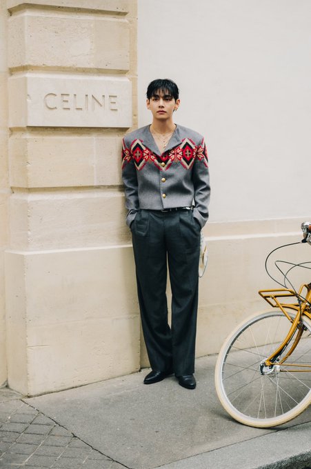 kor_ea_0's tweet image. Trouble never looked this good. 🔥 BTS’s #V turned heads at @celineofficial’s PRINTEMPS 2026 debut by Michael Rider in Paris last night — pure star power.
#CELINE #CELINESPRING2026 #BTS #TAEHYUNG #BTSV #TAEHYUNGXCELINE #VxCelineFashionShow
#ParisFashionWeek