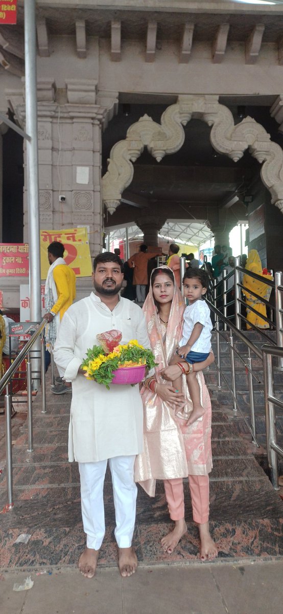sumit21041996's tweet photo. आज दिनांक 07/07/2025 सोमवार के दिन माँ विंन्ध्यवासिनी के मंगला आरती का दिव्य दर्शन करने का परम सौभाग्य प्राप्त हुआ !!

मां विंन्ध्यवासिनी अपने बच्चों पर हमेशा अपना आशीर्वाद बनाए रखें ऐसी प्रार्थना करता हूं !!

#vindhyachaldham 

#newpost #VindhyachalMandir
@BareillyKiBarfi https://t.co/LjUne1eS7f