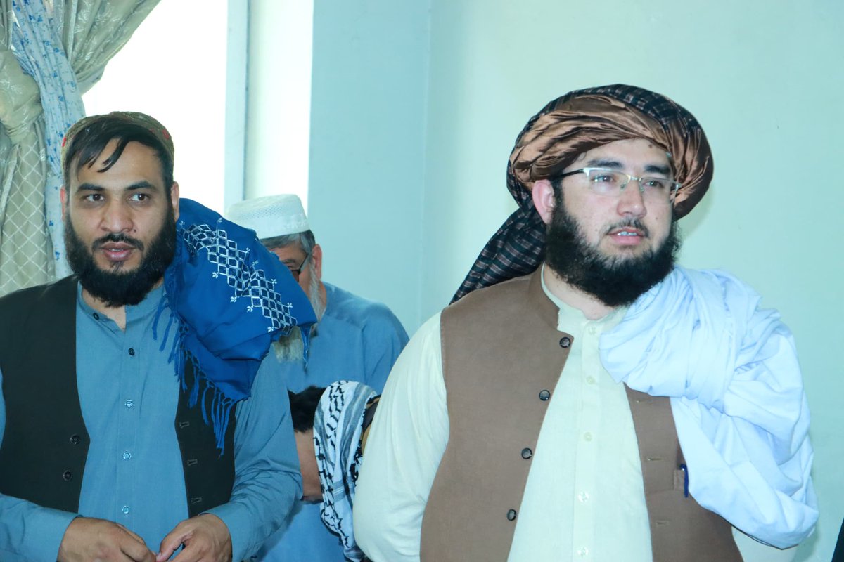 MoICAfghanstan's tweet photo. بلخ کې له مطالعې سره د ځوانانو ليوالتیا ډېره شوې ده

د بلخ ولايت د اطلاعاتو او کلتور رياست مسؤلين وايي: سره له دې چې د مجازي نړۍ او ټولنيزو رسنيو کارول د ځوانانو ترمنځ ورځ تر بلې پراخېږي، خو د بلخ ولایت ځوانانو بیا د مطالعې پر لور ډېره لیوالتیا پيدا کړې ده، هره ورځ ګڼ شمېر ځوانان د مزارشریف ښار د مولانا خسته عامه کتابتون ته چې شاوخوا پنځلس زره بېلابېل کتابونه پکښې موجود دي، مراجعه کوي.

د اطلاعاتو او کلتور رئیس مولوي محمدالله ضرار وایي: د ځوانانو ترمنځ د مطالعې لیوالتیا د يوه هېواد د روښانه فرهنګي او علمي راتلونکي نښه ده، په مولانا خسته عامه کتابتون کې دا مهال ډيری علمي منابع شته، خو د لوستونکو ټولو ستونزو ته ځواب نشي وي��ای، نوموړي ډاډ ورکړ، چې هڅه کوي، د فرهنګي بنسټونو او مرسته کوونکو ادارو په ملاتړ دې ولايت کې عامه کتابتونونو ته نوره هم وده او پراختیا ورکړي، تر څو دې برخه کې اوسنۍ ستونزې ختمې شي او د مطالعې کلتور نور هم پراخه شي.

د یادونې وړ ده، چې بلخ ولايت کې د عامه کتابتونونو تر څنګ خصوصي کتابتونو ته هم هره ورځ زرګونه ځوانان د مطالعې په موخه ورځي، چې تر پخوا يې شمېر کې زیاتوالی راغلی دی.

۱۴۴۷/۱/۱۱ هـ ق