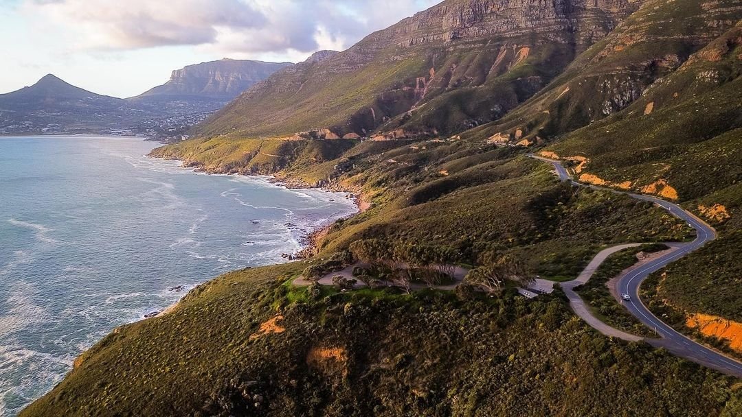 Winding its way along the mountain cliffs connecting people, communities &amp; visitors.
chapmanspeakdrive.co.za

#chapmanspeakdrive #chapmanspeak #DiscoverHoutBay #houtbay #IAMCAPETOWN #capetown #lovecapetown #southafrica #shotleft #TravelMassiveCT #TravelChatSA #nowherebetter