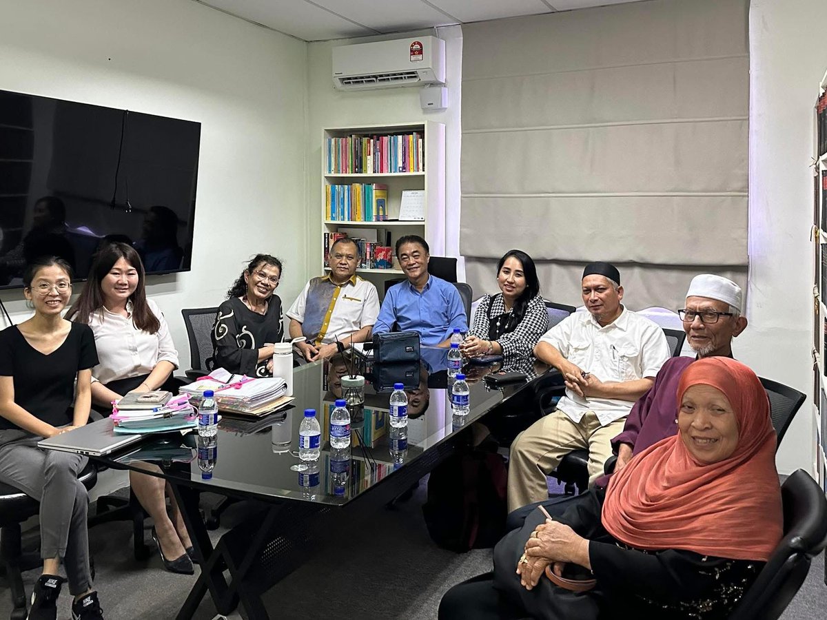 liyana_marzuki's tweet image. “Bukan bunuh diri, tapi dibiarkan mati”
MARUAH
Hari ini kami terbangkan Ibu dan Ayah Allahyarham Wan Ahmad Faris ke Kuala Lumpur. Untuk muktamadkan Writ Saman atas kematian Adik Faris.
Banyak isu dan cabaran berbangkit, tambah2 kes ini dah bertahun di “cold storage”.…