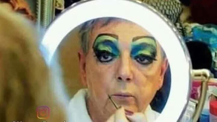 Lunes, arreglando mi cara descajetada para arrancar la semana laboral con la mejor de las ondas, mientras suena Pump it de Black Eyed Peas en Spotify 👽