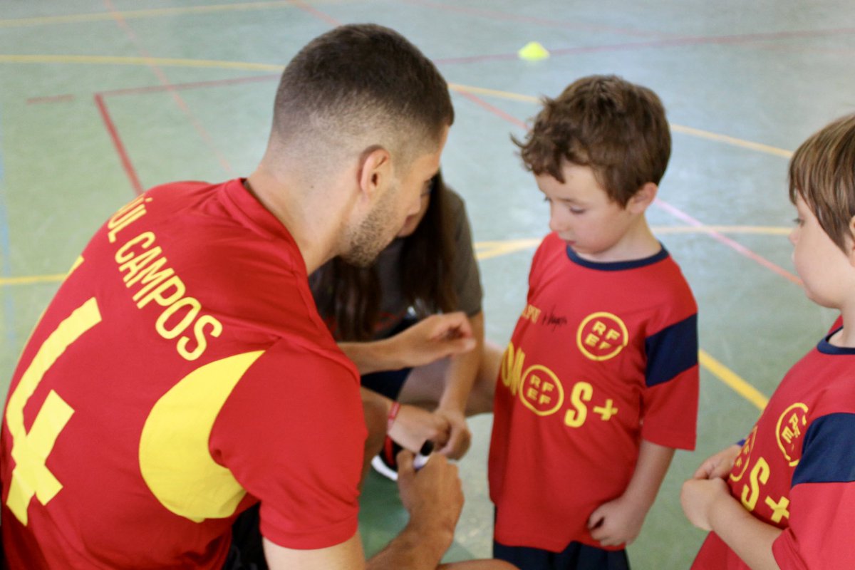 📆 Campus #SomosMás <a href="/rfef/">RFEF</a> #2025 🇪🇸 ⚽️

Arranca el campus en la sede del colegio Sagrado Corazón Paraíso con la visita de <a href="/17RaulCampos/">Raúl campos</a>. 

👉🏻 randori.es/somosmas/

📍Castellana | Madrid 

@randorisport | <a href="/DeportesECM/">DeportesECM</a> | <a href="/JomaSport/">Joma Sport</a>