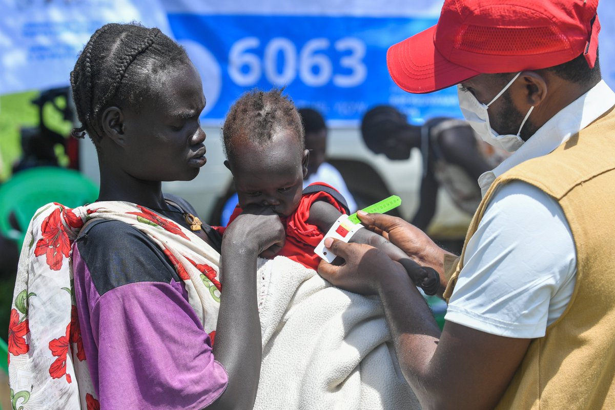 WFP_Ethiopia's tweet image. WFP is airdropping emergency food to families in #SouthSudan’s Upper Nile State, where conflict has forced 50,000+ people to flee to 🇪🇹
In #Gambella, @WFP is providing fortified biscuits & life-saving nutrition support to children, pregnant & breastfeeding women to new arrivals.