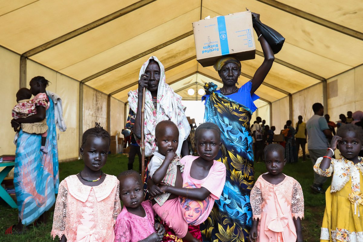 WFP_Ethiopia's tweet image. WFP is airdropping emergency food to families in #SouthSudan’s Upper Nile State, where conflict has forced 50,000+ people to flee to 🇪🇹
In #Gambella, @WFP is providing fortified biscuits & life-saving nutrition support to children, pregnant & breastfeeding women to new arrivals.