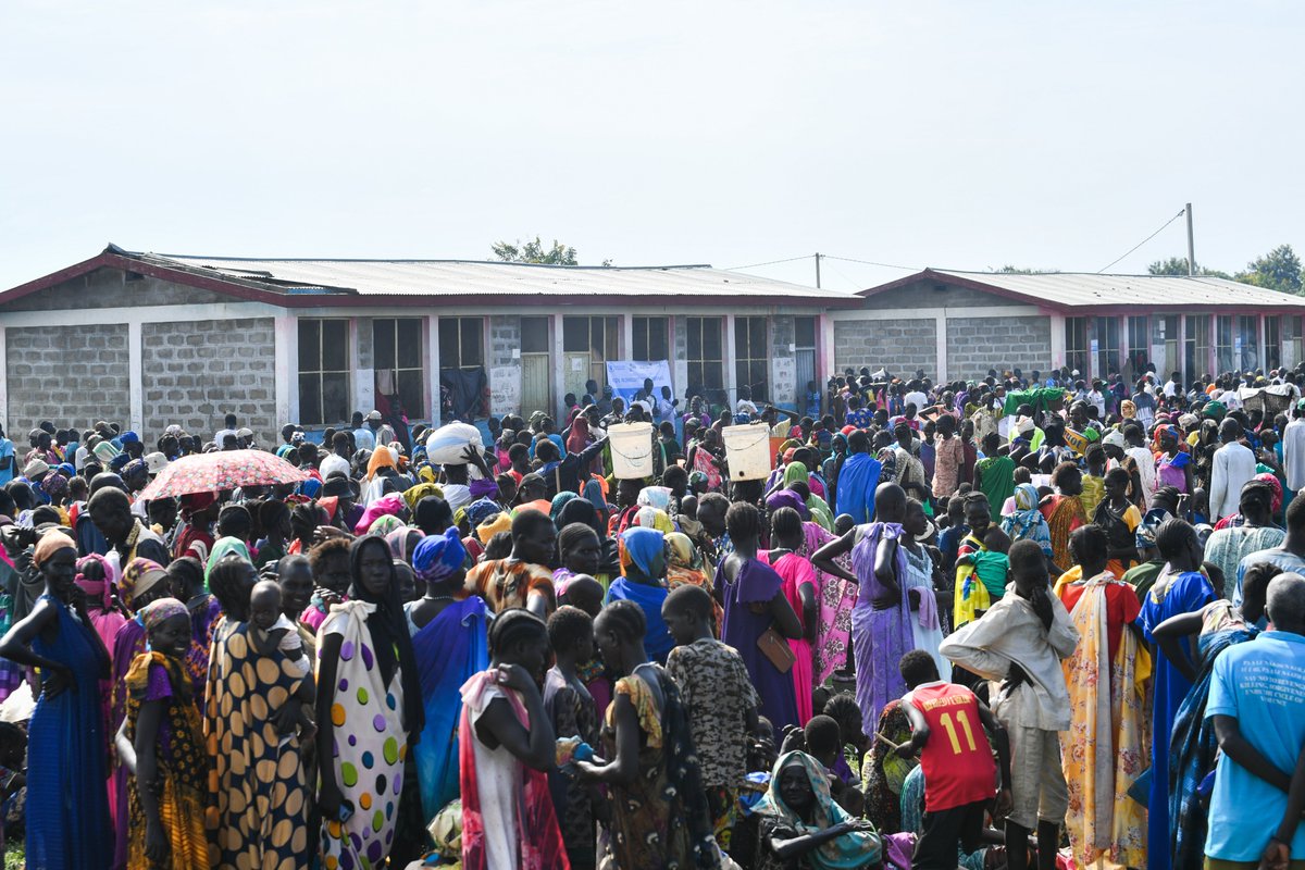 WFP_Ethiopia's tweet image. WFP is airdropping emergency food to families in #SouthSudan’s Upper Nile State, where conflict has forced 50,000+ people to flee to 🇪🇹
In #Gambella, @WFP is providing fortified biscuits & life-saving nutrition support to children, pregnant & breastfeeding women to new arrivals.