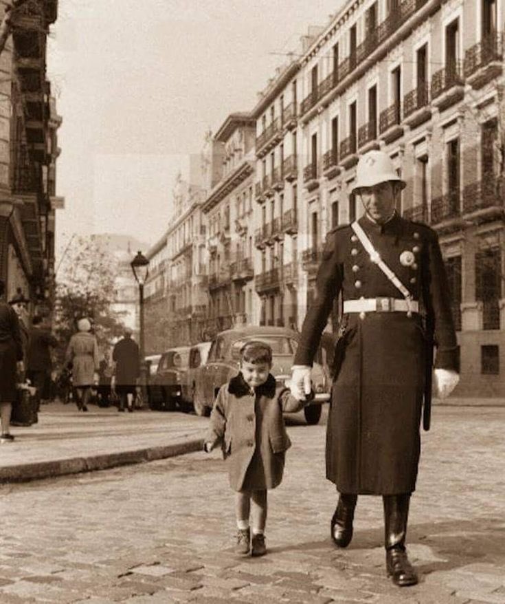 AuraMoner's tweet image. Algú ha vist cap guardia urbà fent una ronda a peu per Barcelona?

On són els 3.200 agents? O què passa, que ara els hi costa caminar?