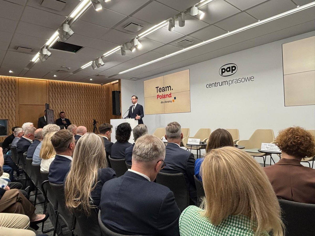 📍Polskie instytucje rozwoju wspierają ekspansję zagraniczną polskich firm.
 📍Dziś zaprezentowana została nowa platforma - #TeamPoland.
Pierwszym projektem  realizowanym pod wspólnym szyldem jest „Team Poland dla Ukrainy” -  program skierowany do firm zainteresowanych udziałem w