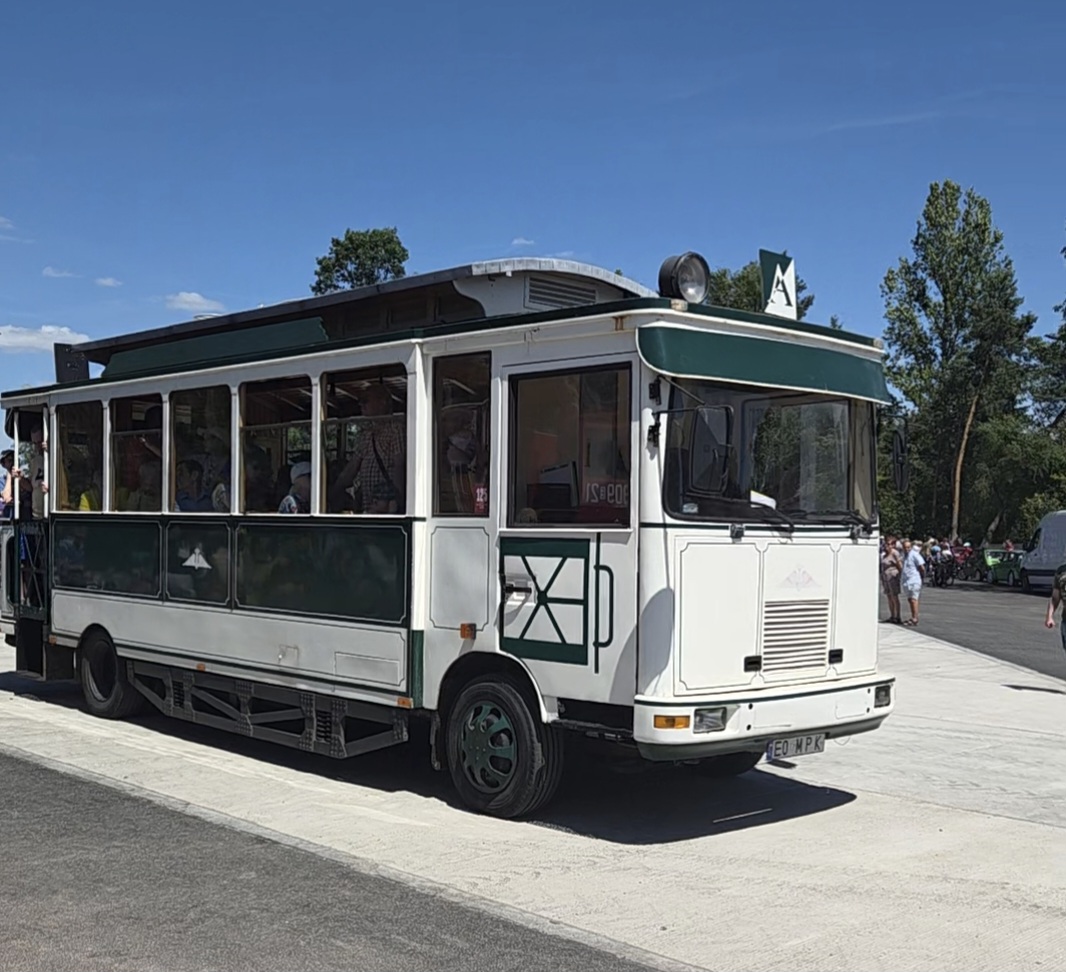 walasek_mateusz's tweet image. Trambus z @MPKLodz  to replika nadwozia tramwaju🚋 Herbrand z końca XIX w. Powstał w 2003r. na podwoziu ciężarówki🚛 Volvo. Początkowo eksploatowano go na deptakowym odcinku Piotrkowskiej. Od kilku lat jest używany do przejazdów okolicznościowych. 
#trambus #Volvo #Herbrand
