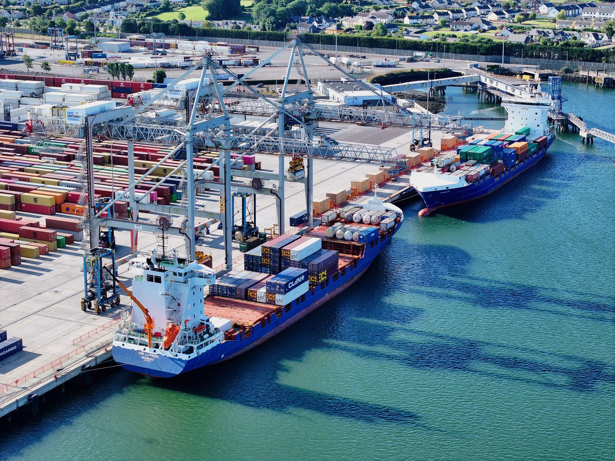 PortofCork's tweet image. The CT Endeavour and Fine Schepers face off at Cork Container Terminal this morning 🚢🤝🚢
A busy start to the day at CCT as two container vessels go head-to-head, with cranes in action loading and unloading cargo. Another great example of the vital role the Port of Cork plays…