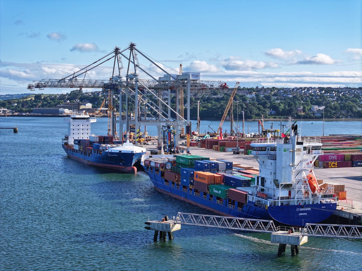 PortofCork's tweet image. The CT Endeavour and Fine Schepers face off at Cork Container Terminal this morning 🚢🤝🚢
A busy start to the day at CCT as two container vessels go head-to-head, with cranes in action loading and unloading cargo. Another great example of the vital role the Port of Cork plays…