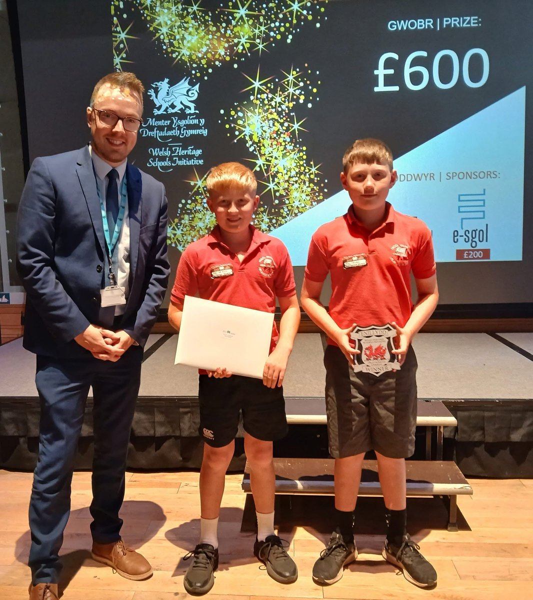 e_sgol's tweet photo. Pleser oedd mynychu Seremoni Wobrwyo Menter Ysgolion y Dreftadaeth Gymreig 2025a chyflwyno gwobr  🌟 

It was a pleasure for e-sgol to present an award be at the Welsh Heritage Schools Initiative 2025 Awards Ceremony  🌟 

Llongyfarchiadau i'r holl ymgeiswyr ac enillwyr 🏆 https://t.co/TTnaZz813K
