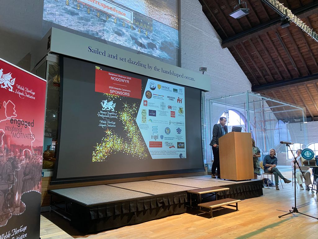 e_sgol's tweet photo. Pleser oedd mynychu Seremoni Wobrwyo Menter Ysgolion y Dreftadaeth Gymreig 2025a chyflwyno gwobr  🌟 

It was a pleasure for e-sgol to present an award be at the Welsh Heritage Schools Initiative 2025 Awards Ceremony  🌟 

Llongyfarchiadau i'r holl ymgeiswyr ac enillwyr 🏆 https://t.co/TTnaZz813K