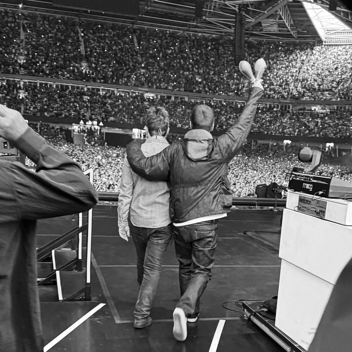 🫂 El abrazo de Cardiff

Vi a Oasis en Madrid, en 2009. Aquella noche fue un latigazo de rock and roll que partió mi vida en dos. Poco después, todo se rompió. Los Gallagher se separaron, y yo asumí aquella ruptura durante largos años. Sus canciones me acompañaron en la euforia,
