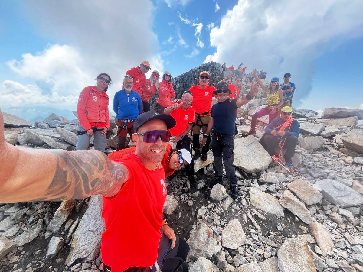 🔝🏔️El equipo ReumAneto del Hospital Doctor Peset conquista el Aneto: personas con enfermedades reumáticas alcanzan la cima del pico más alto de los Pirineos.

➡️La iniciativa buscaba visibilizar las patologías reumáticas y promover la actividad física.

🔗doctorpeset.san.gva.es/es/-/l-equip-r…