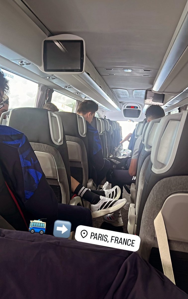 VolleyActu's tweet photo. Les joueurs de l’équipe de France sont en route pour Paris, où ils seront décorés par le président de la France 🇫🇷🎖️ https://t.co/D5OogNZluU