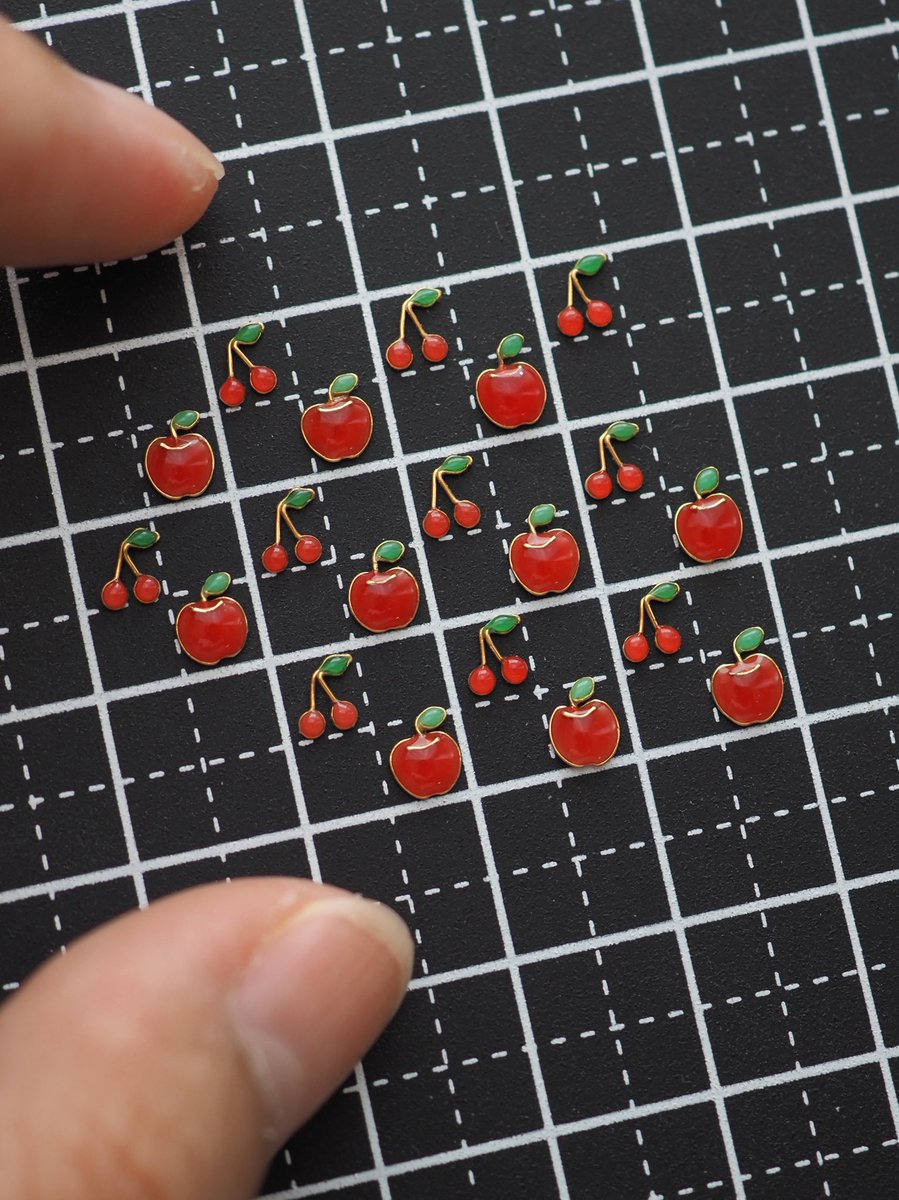 次女ちゃん、スパルタ母さんと各方面からの要望にめげず、こんなにもかわいいケースに仕上げてて将来有望すぎる😍

🍒と🍎をこんな感じでと絵に描いて依頼してくれたのを、おばちゃん必死にワイヤーとレジンで再現できるように頑張りました😂