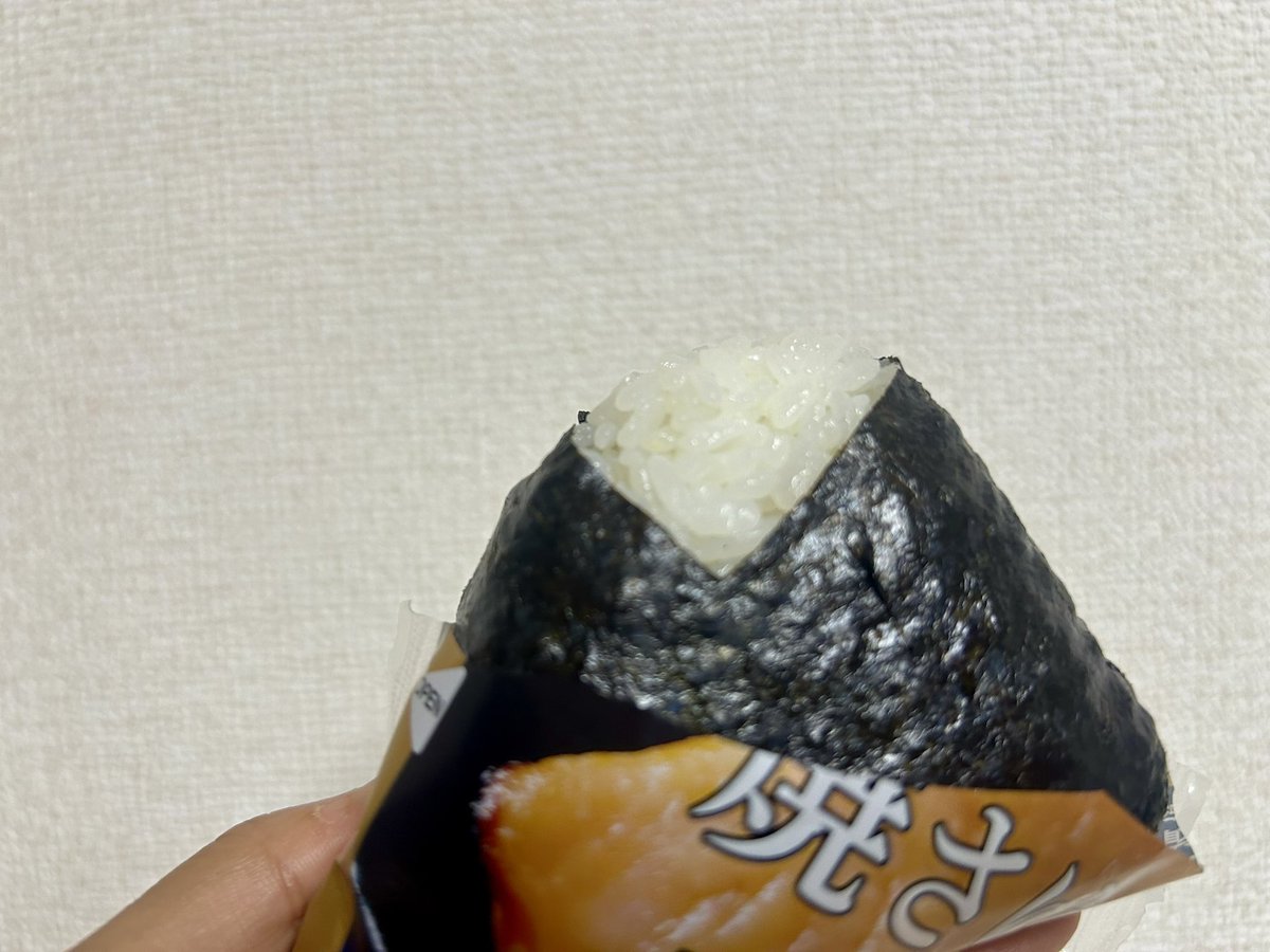 OnigiriSociety's tweet image. もう食べましたか?🍙
月曜日、おつかれさまでした!
1週間のスタートはちょっとごほうび気分で、おにぎり協会認定の「3つ星ローソン」プレミアムおにぎりはいかがでしょう?
ラインナップは「焼さけハラミ」、「いくら醤油漬」、「熟成生たらこ」🍙 食べた感想も教えてくださいね😊
#おにぎり…
