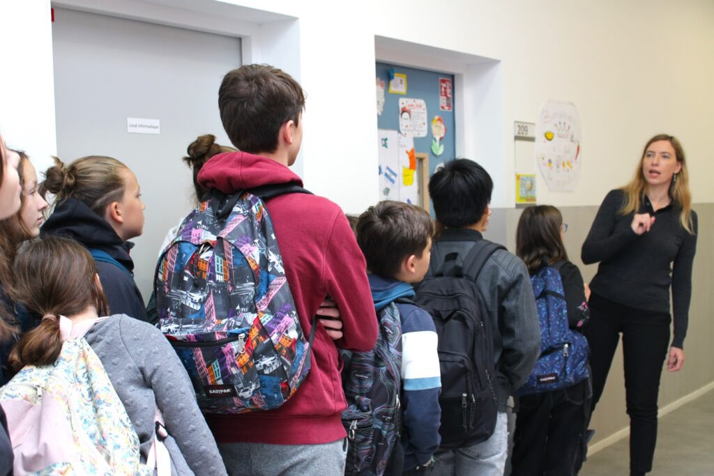 cafepedagogique's tweet image. « Les méandres de la circulaire de rentrée dessinent un métier transformé où les professeur.e.s, notamment de français et de maths, subiront des pressions pour modifier leur pratiques vers l’enseignement d’automatismes, jusqu’à la perte de sens ? » (SNES) snes.edu/article/circul…