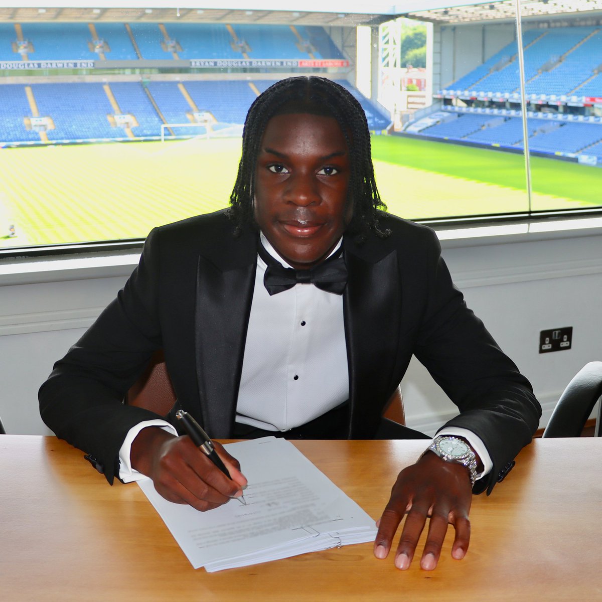 ✍️ We can also confirm that David Odogun has officially joined the club as a scholar from Wolves and will link up with our Under-18s for the coming campaign.

#Rovers 🔵⚪️