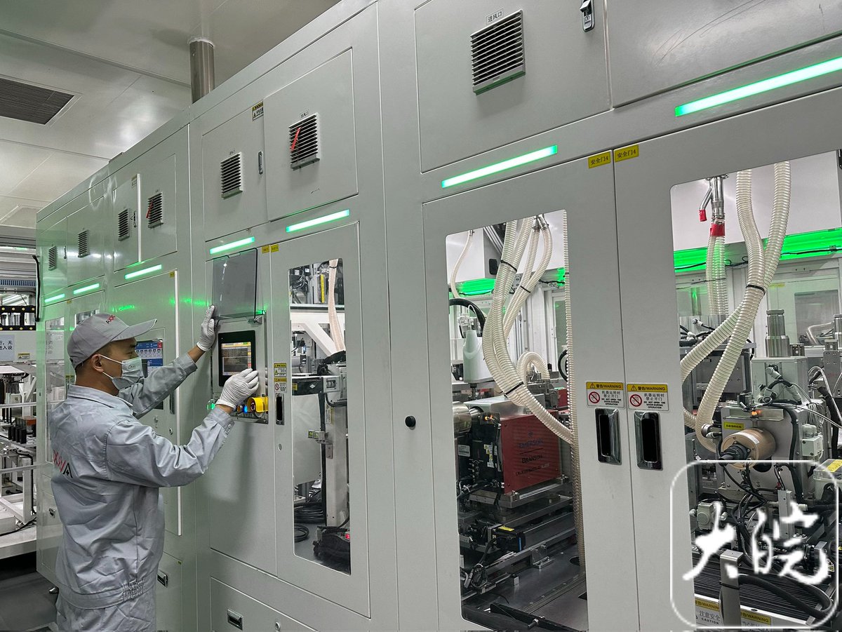 DoluBatarya's tweet image. 🔋Chery destekli firma, 1.000 km menzil sağlayacak ilk katı hâl bataryasını üretti!

Chery’nin hissedarı olduğu Anwa adlı batarya girişimi, 300 Wh/kg enerji yoğunluğuna sahip ilk katı hâl batarya prototiplerini başarıyla ürettiğini duyurdu.

2020&apos;de Chery ile aynı şehirde kurulan…