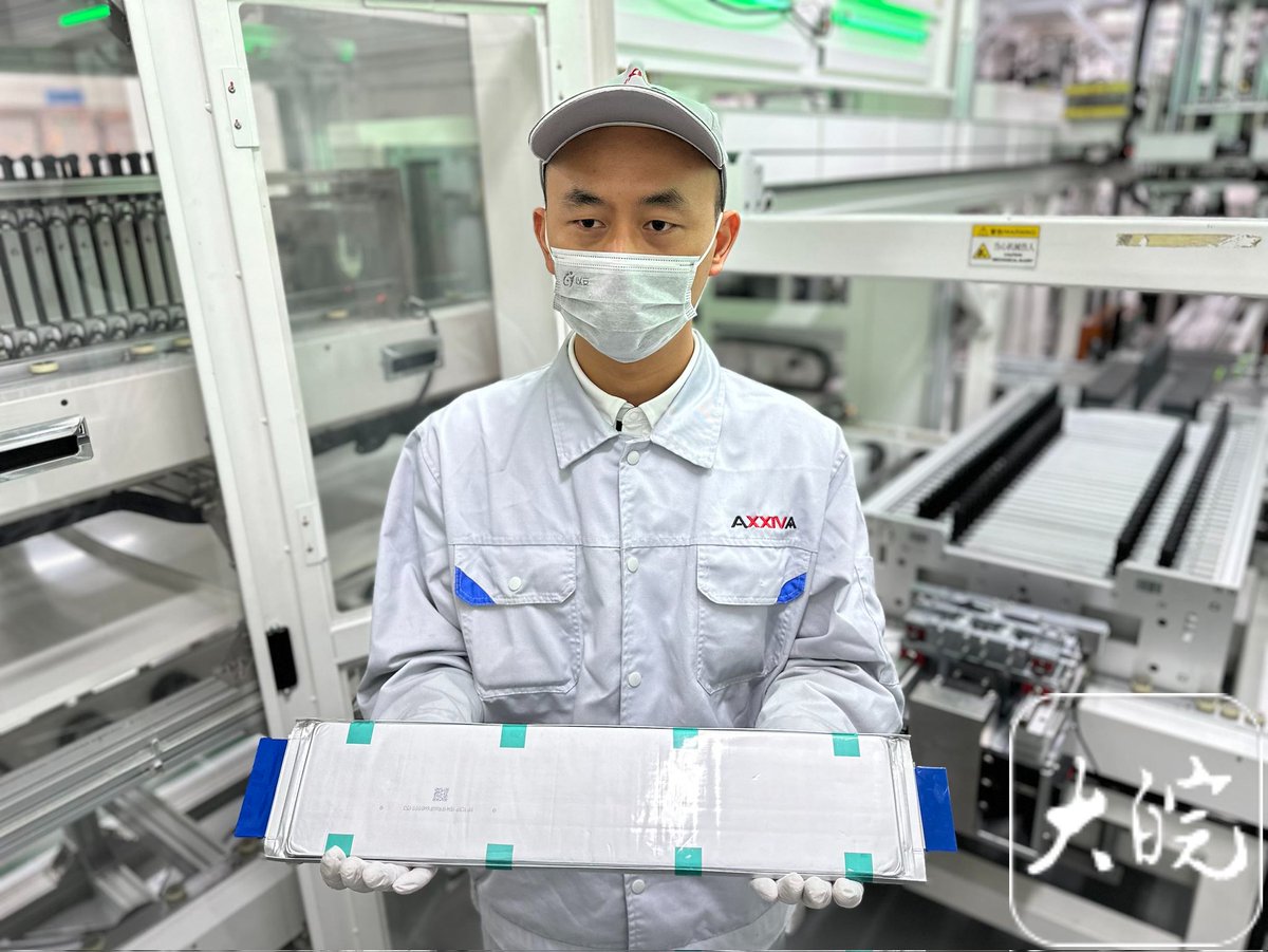 DoluBatarya's tweet image. 🔋Chery destekli firma, 1.000 km menzil sağlayacak ilk katı hâl bataryasını üretti!

Chery’nin hissedarı olduğu Anwa adlı batarya girişimi, 300 Wh/kg enerji yoğunluğuna sahip ilk katı hâl batarya prototiplerini başarıyla ürettiğini duyurdu.

2020&apos;de Chery ile aynı şehirde kurulan…